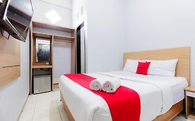 RedDoorz Plus near Malang Town Square